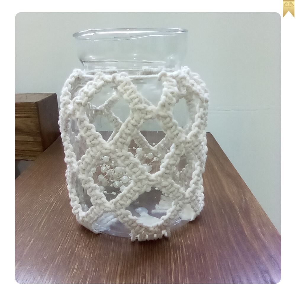 glass-vase-with-macrame-texture2